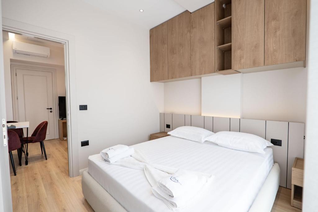 Deluxe One-Bedroom Apartment